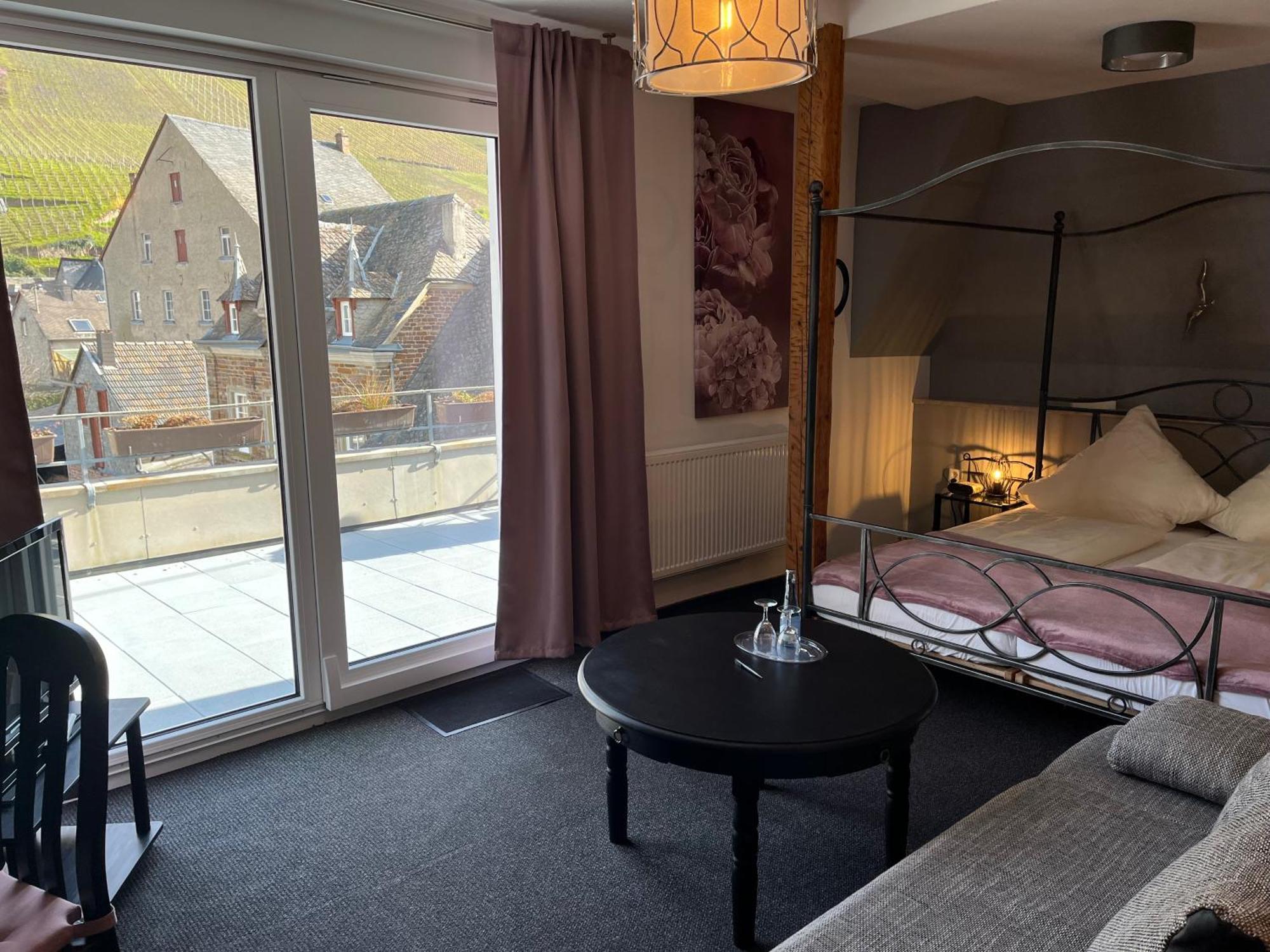 Mosel-Landhaus Hotel Oster Ediger-Eller Exteriör bild